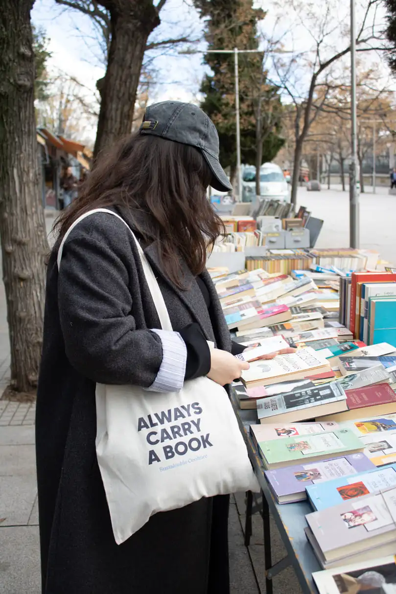 Mano mostrando la cara delantera y trasera de un marcapáginas de papel plantable personalizado