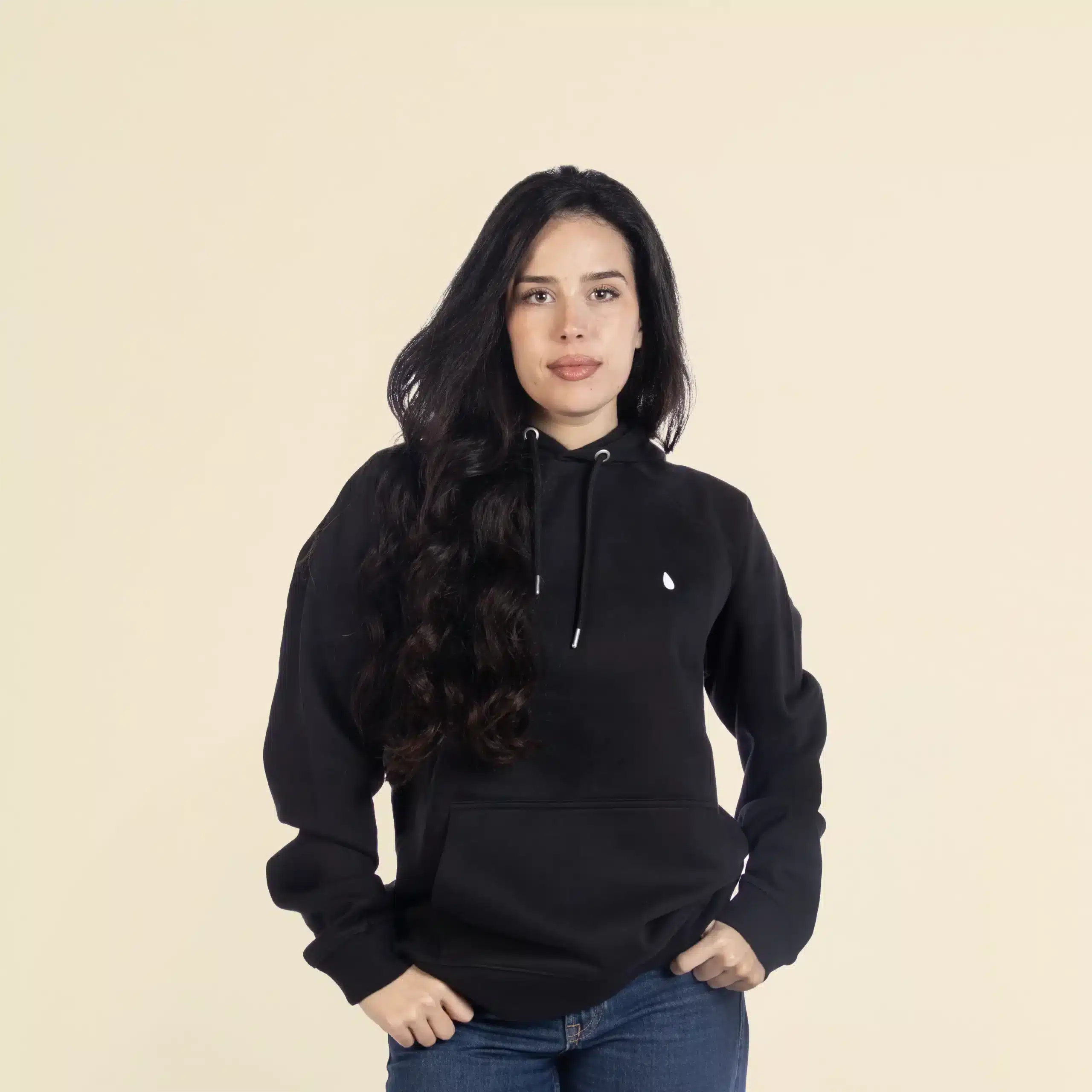 Chica morena de frente llevando jeans y una sudadera con capucha negra personalizada