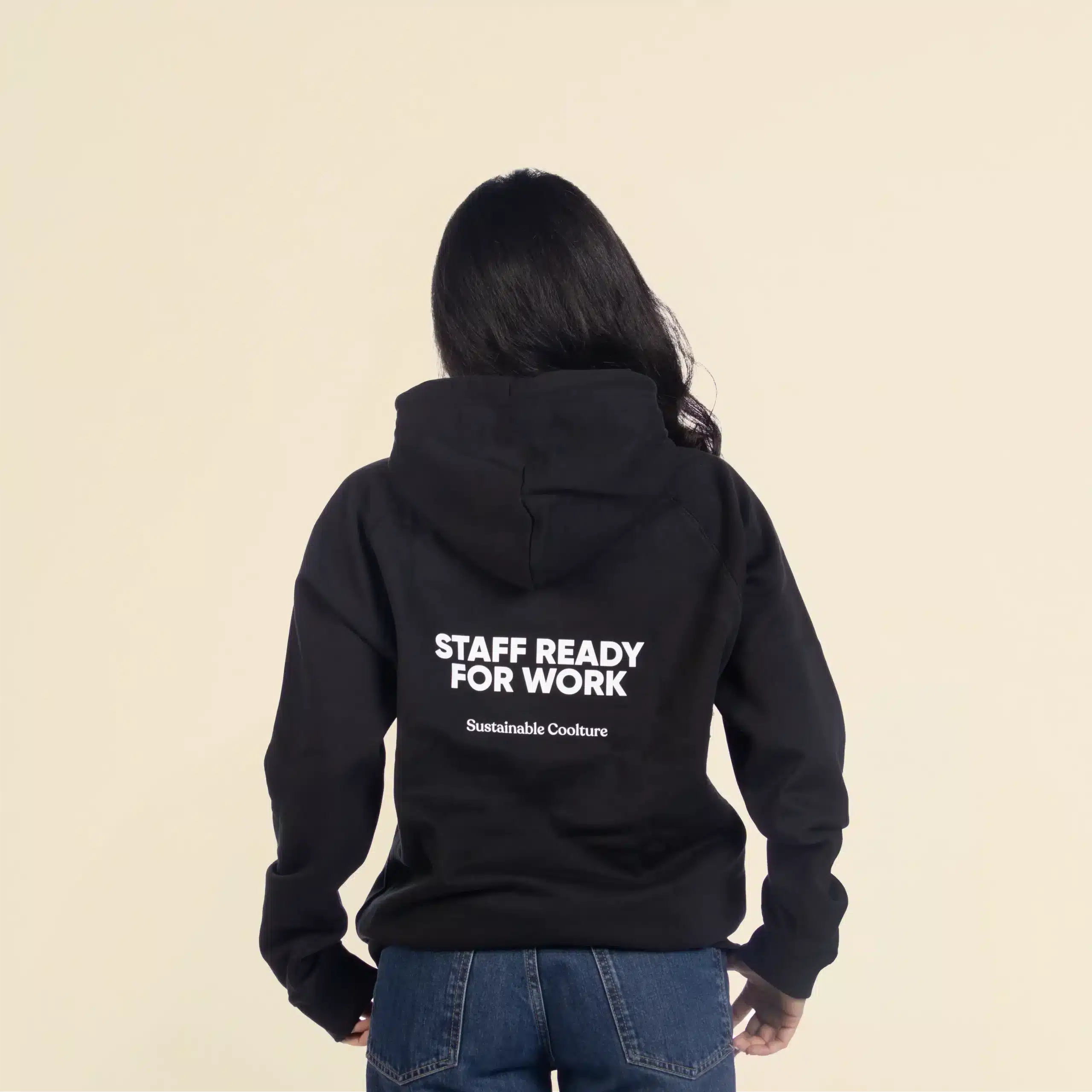 Chica morena de espaldas llevando jeans y una sudadera con capucha negra personalizada