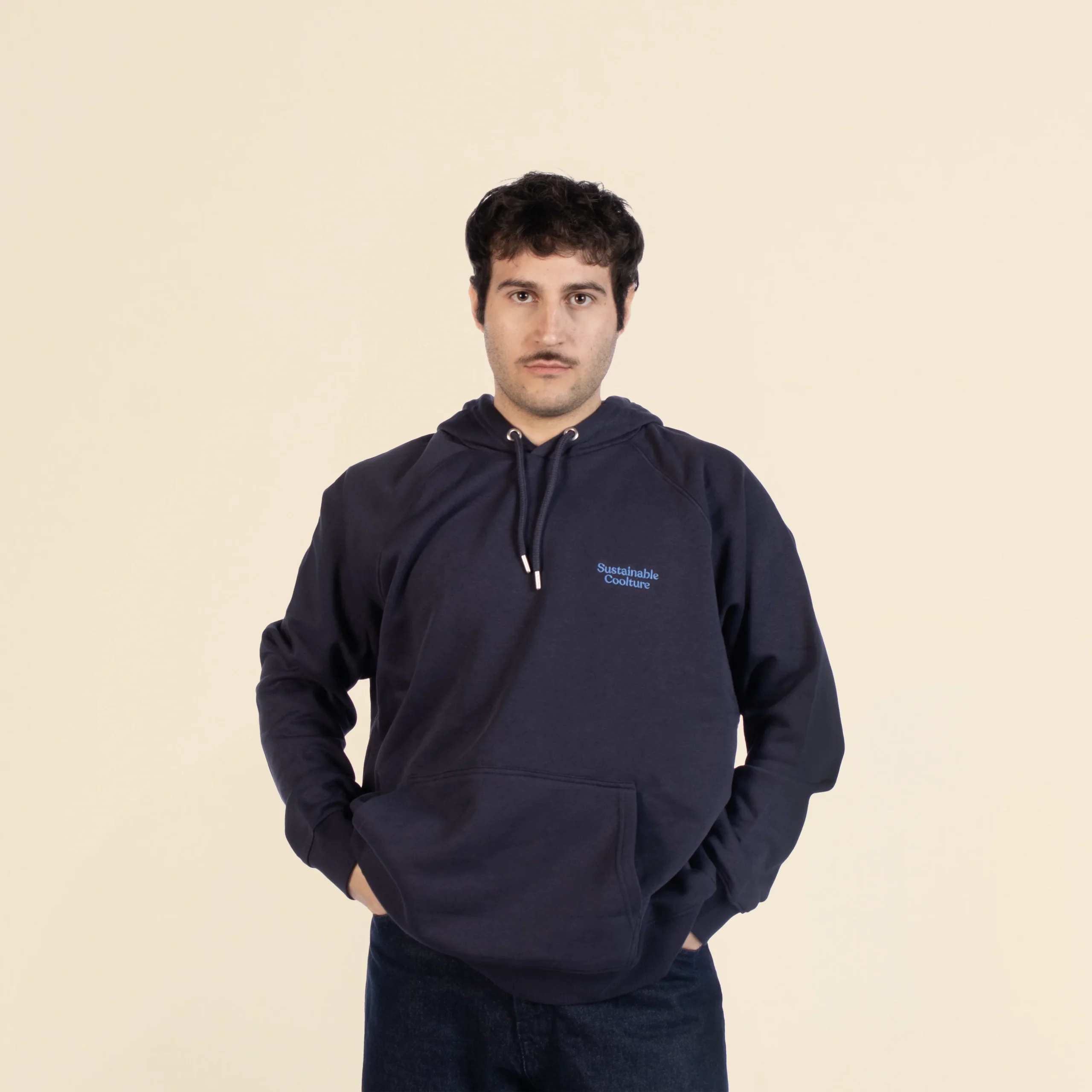 Chico moreno de frente llevando jeans y una sudadera con capucha azul personalizada