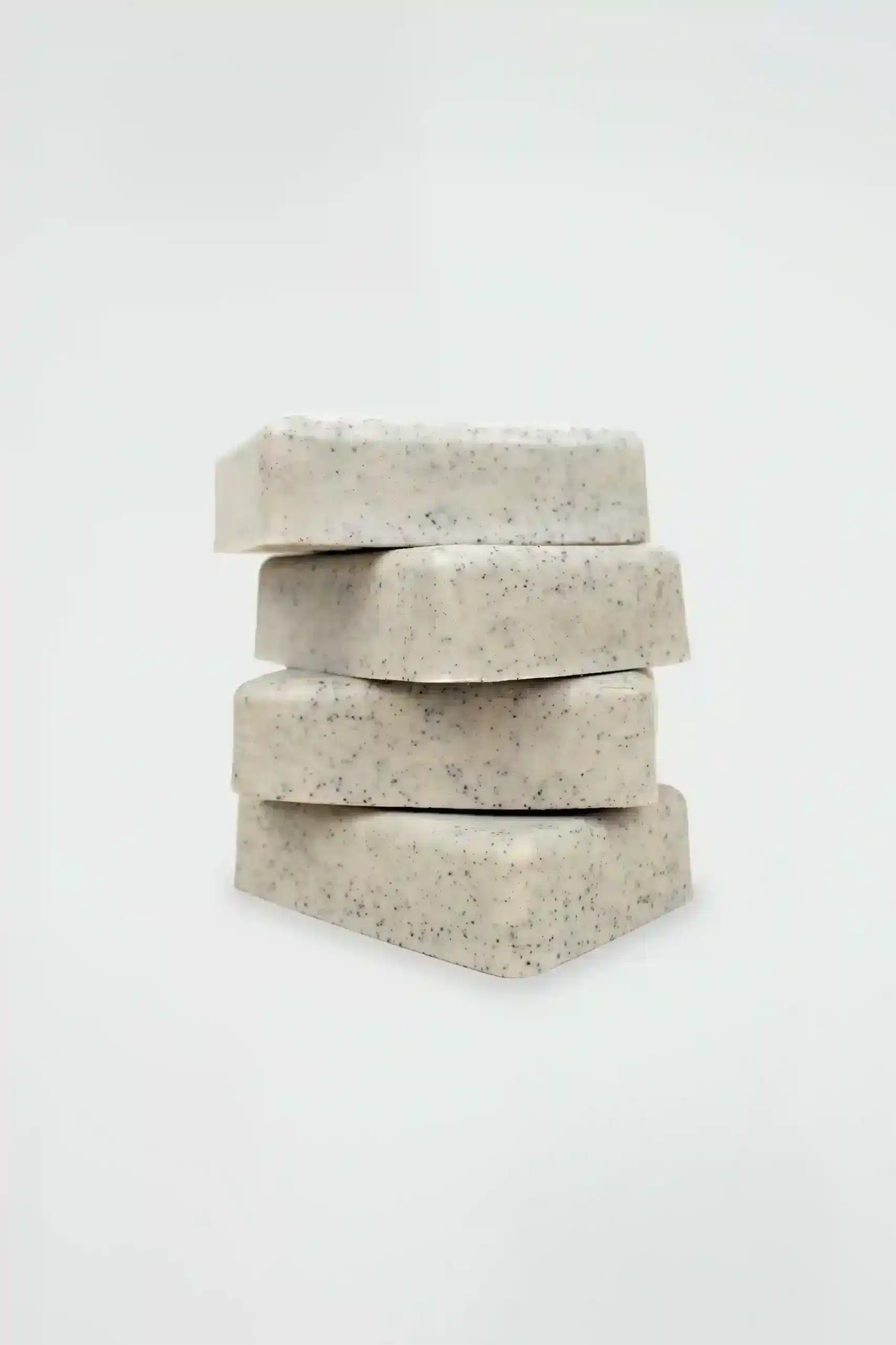 Cuatro jabones artesanales vegetales colocados uno encima de otro