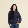 Sudadera personalizada SEDRA Azul Chica morena de frente llevando jeans y una sudadera azul personalizada