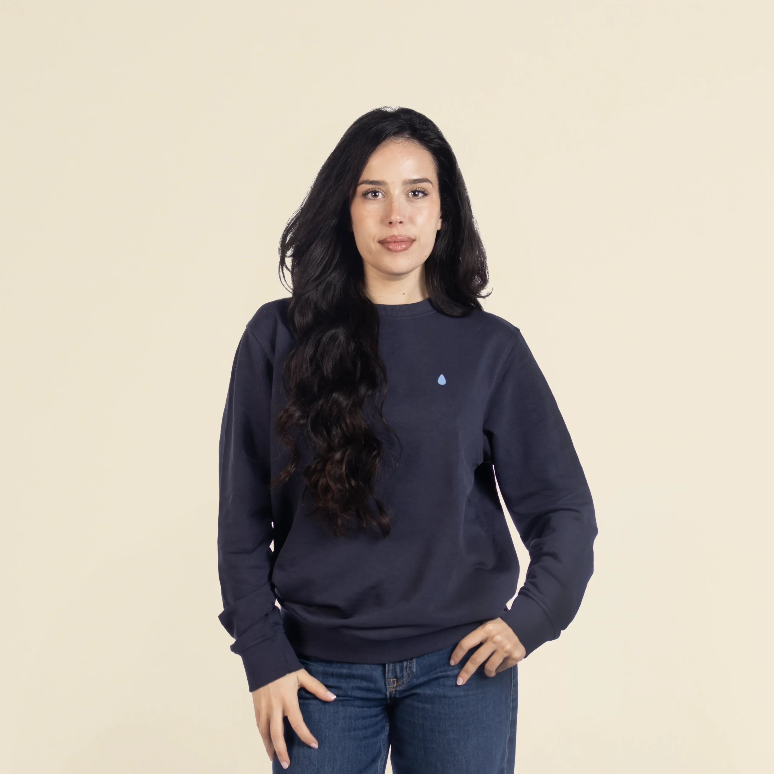 Chica morena de frente llevando jeans y una sudadera azul personalizada
