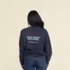 Sudadera personalizada SEDRA Azul Chica morena de espaldas llevando jeans y una sudadera azul personalizada