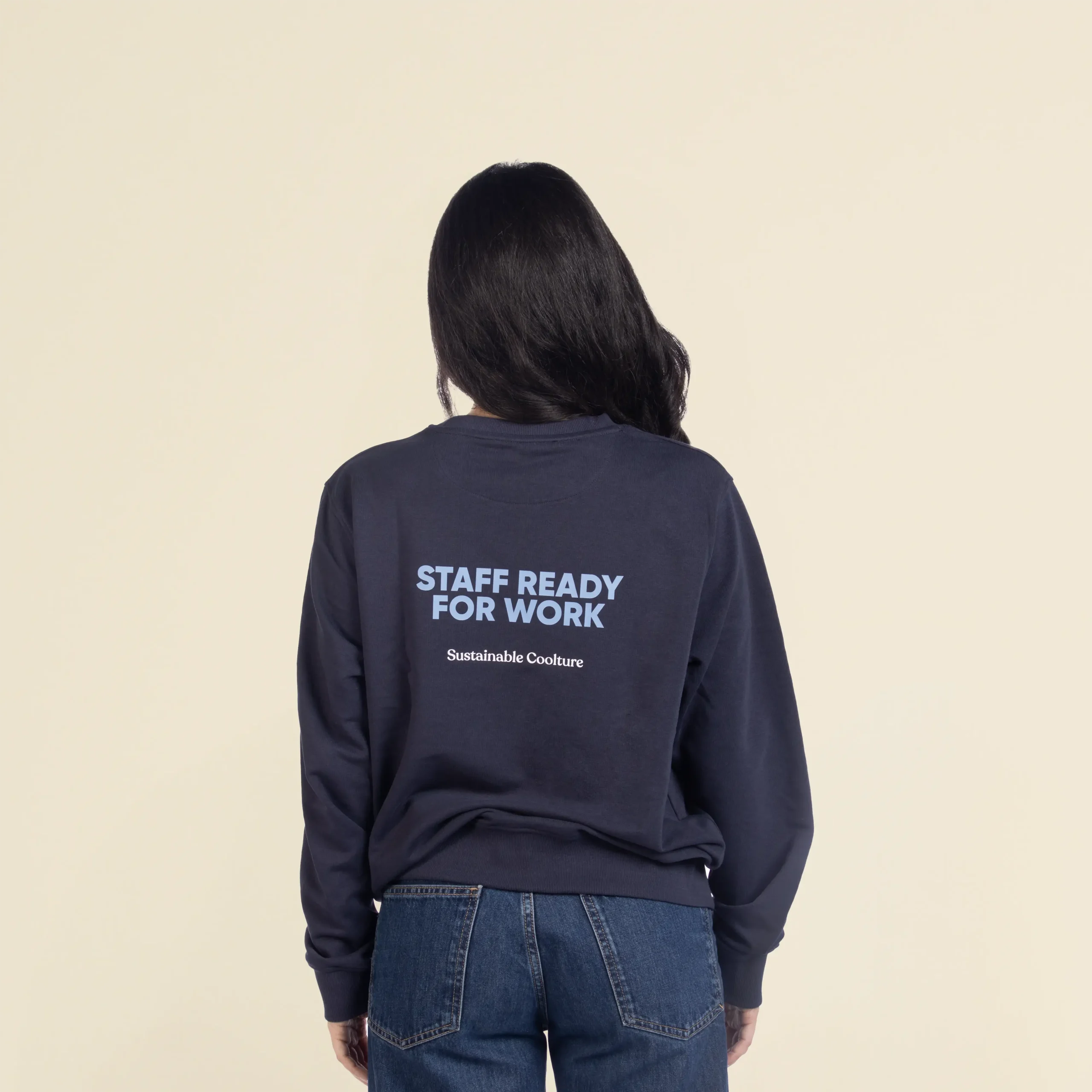 Sudadera personalizada SEDRA Azul Chica morena de espaldas llevando jeans y una sudadera azul personalizada