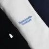 Sudaderas personalizadas SEDRA Detalle del texto 'sustainable coolture' bordado en una sudadera blanca