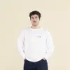 Sudadera personalizada SEDRA Blanco Chico moreno de frente llevando jeans y una sudadera blanca personalizada