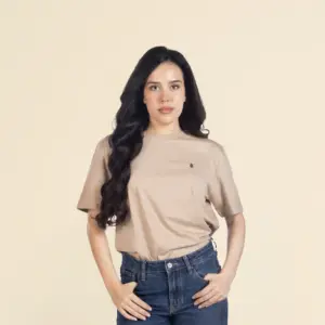 Chica morena de frente llevando jeans y una camiseta beige personalizada