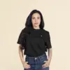 Chica morena de frente llevando jeans y una camiseta negra personalizada