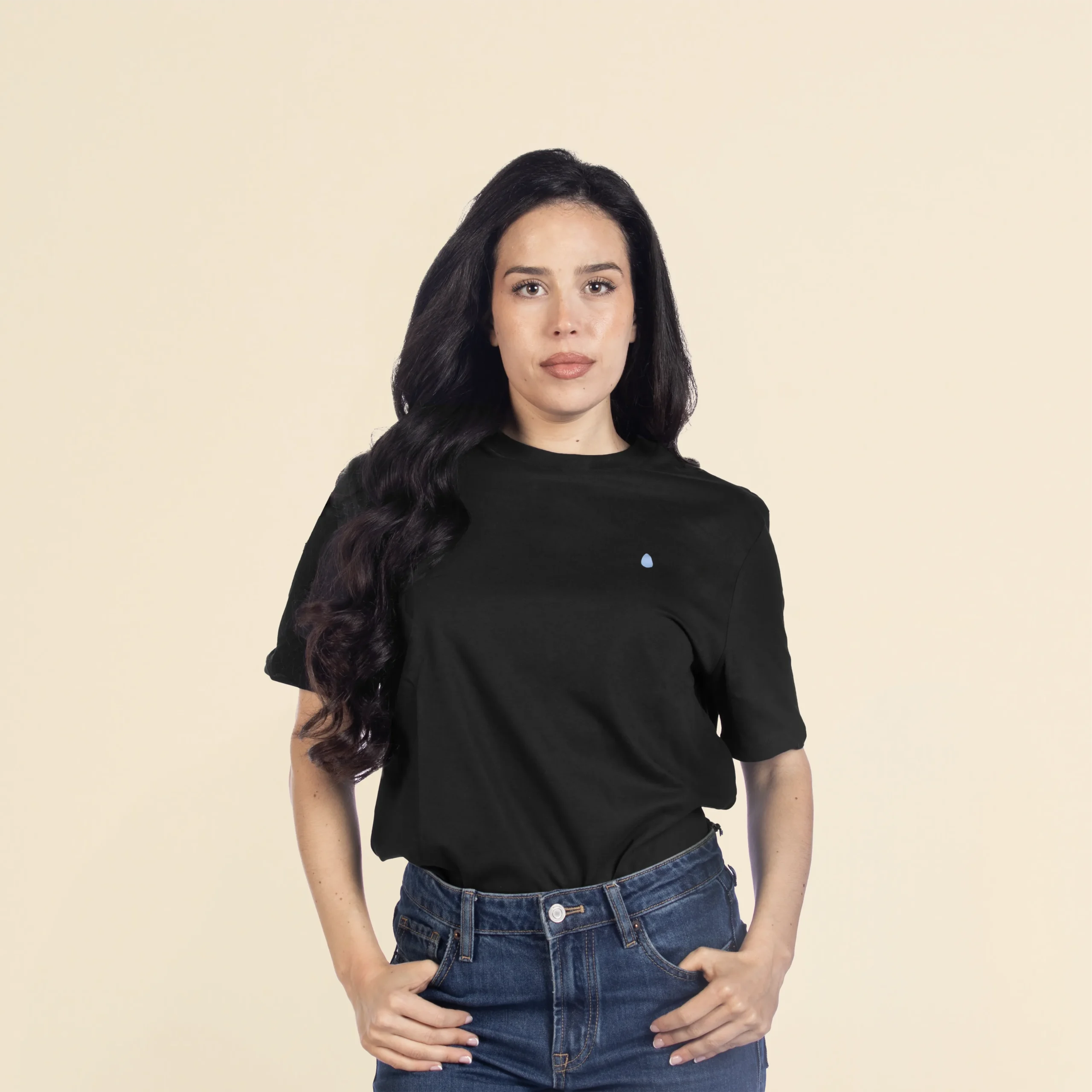 Chica morena de frente llevando jeans y una camiseta negra personalizada