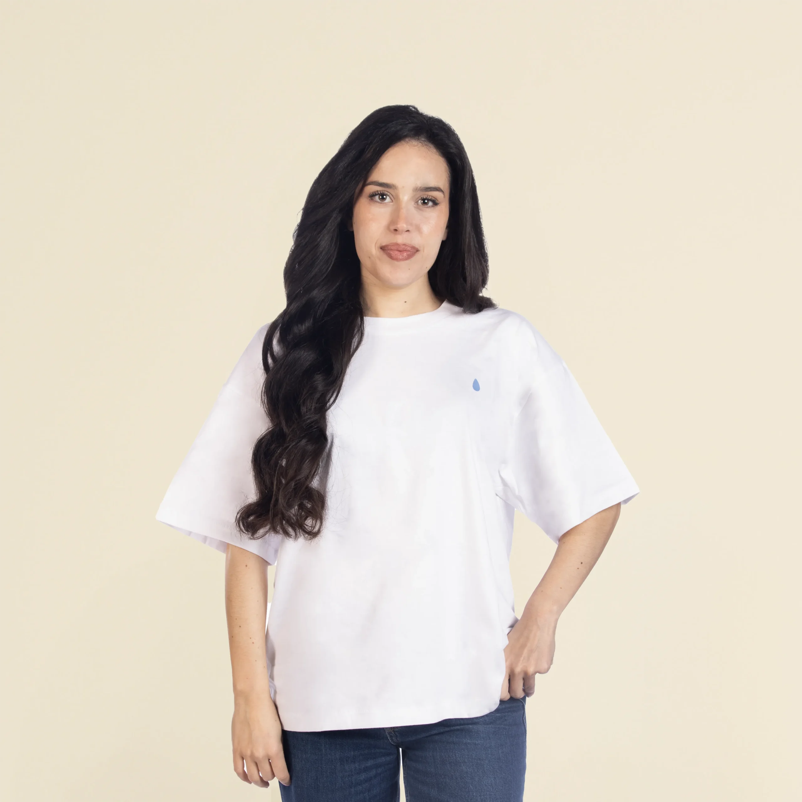 Chica morena de frente llevando jeans y una camiseta oversize blanca personalizada