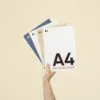 Tarjeta papel ecológico A4 Una mano sujetando cuatro tarjetas A4 impresas en papel ecológico