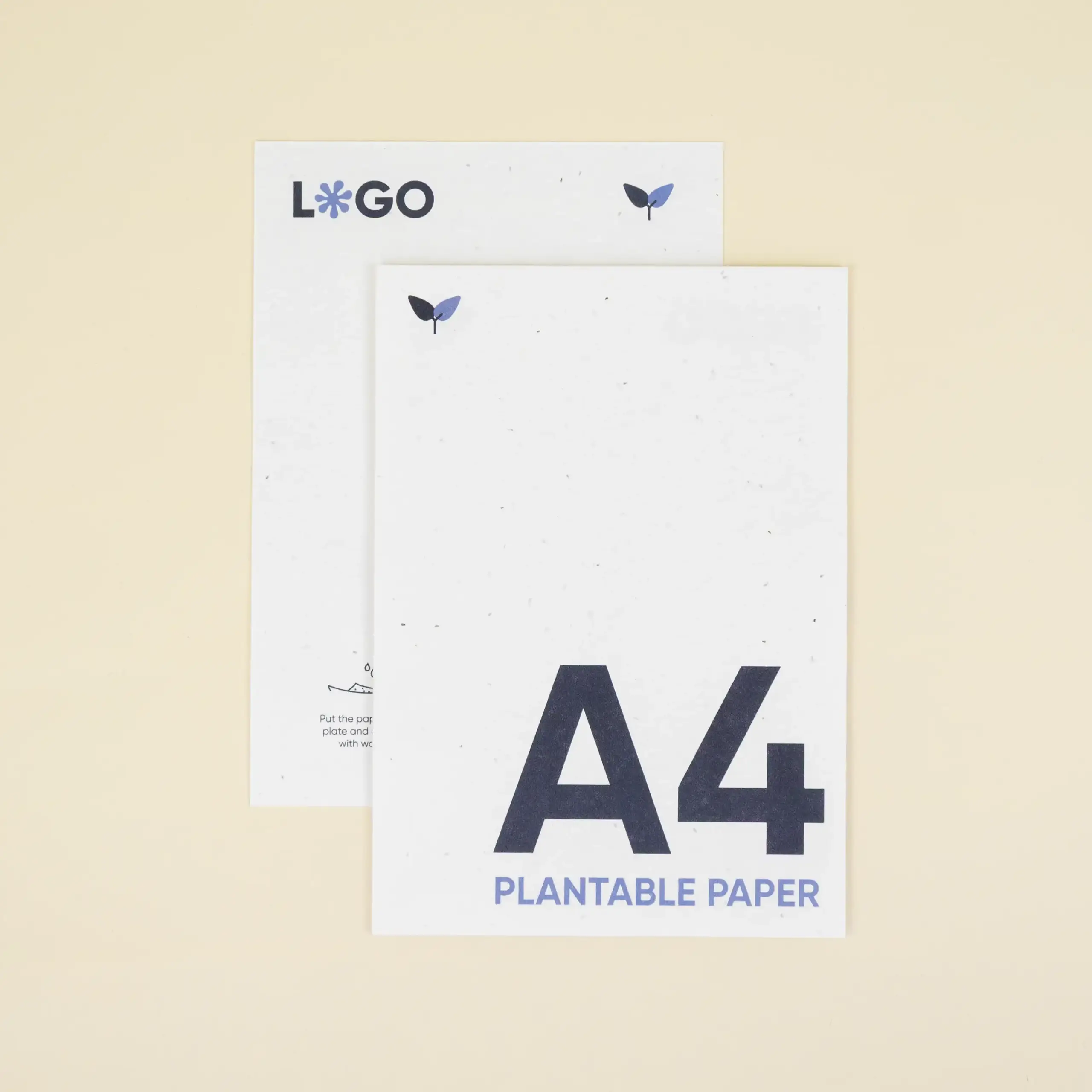 Dos hojas A4 impresas en papel plantable superpuestas una encima de la otra