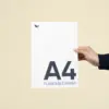 Mano mostrando una hoja A4 impresa en papel plantable