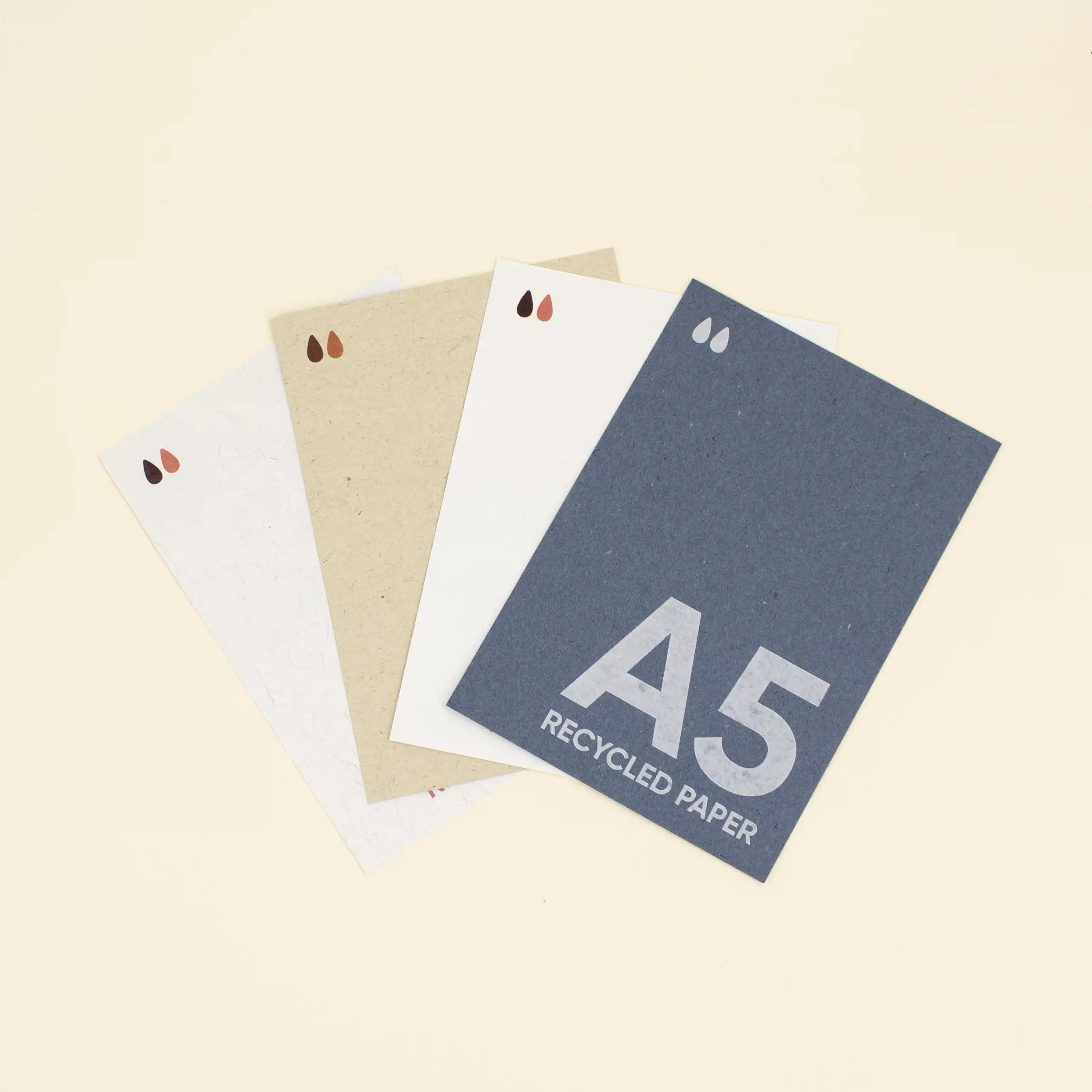 Cuatro tarjetas A5 impresas en papeles ecológicos
