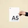 Tarjeta A5 plantable Mano mostrando una tarjeta A5 impresa en papel plantable