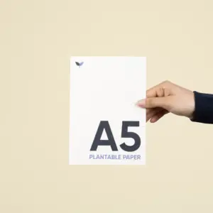 Mano mostrando una tarjeta A5 impresa en papel plantable