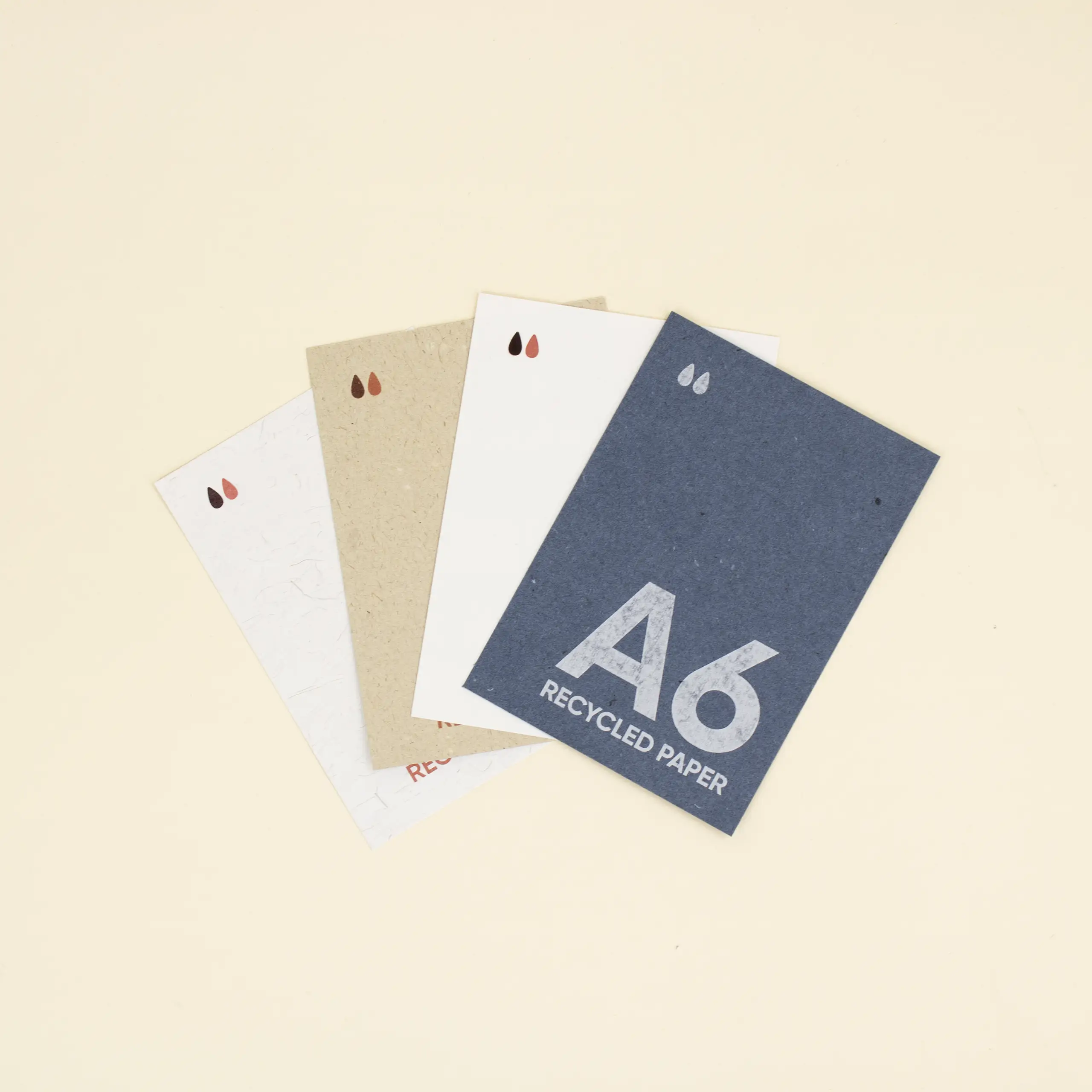 Cuatro tarjetas A6 impresas en papeles ecológicos