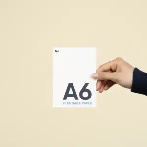 Mano mostrando una tarjeta A6 impresa en papel plantable