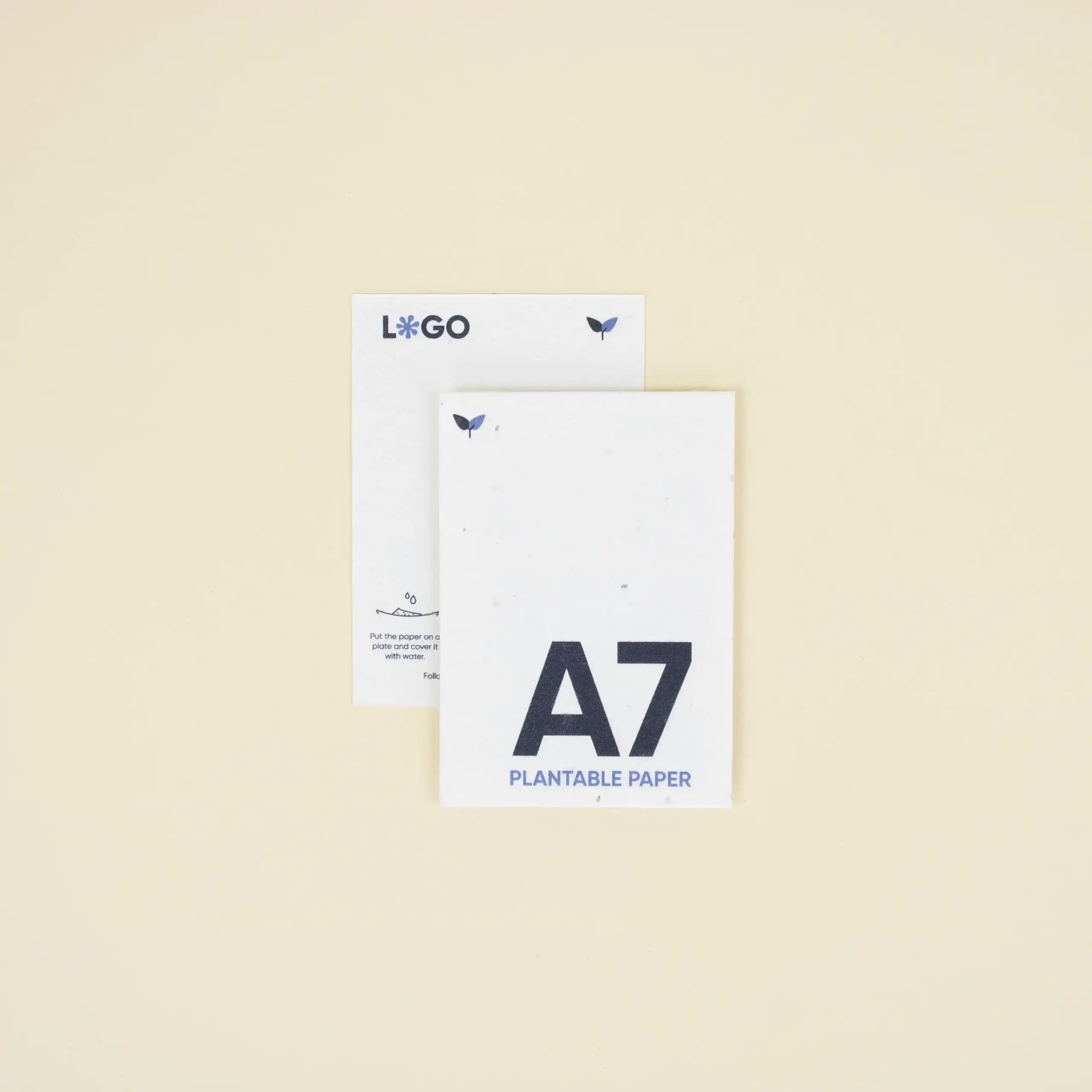 Tarjeta A7 plantable Dos tarjetas A7 impresas en papel plantable superpuestas una encima de la otra
