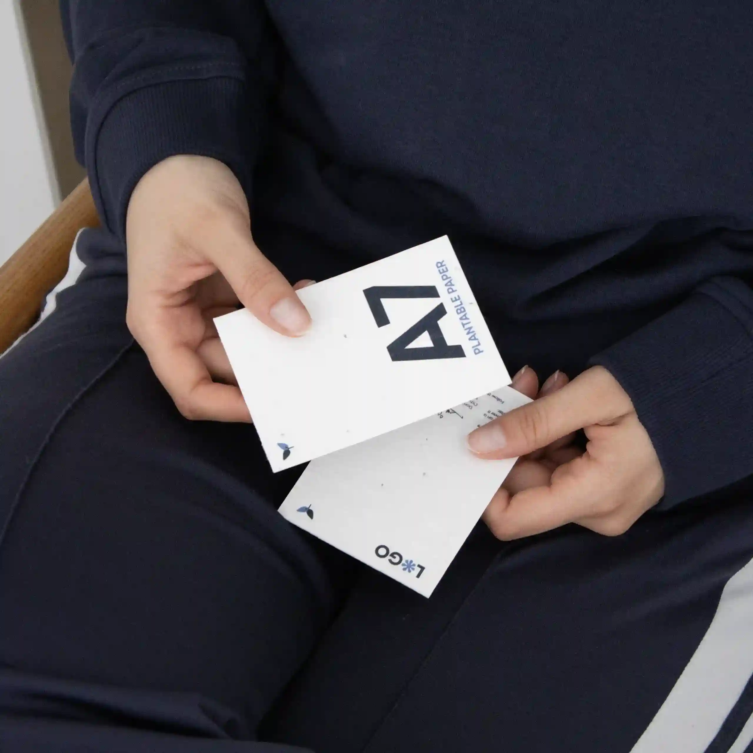 Tarjeta A7 plantable Dos manos sujetando dos tarjetas A7 impresa en papel plantable