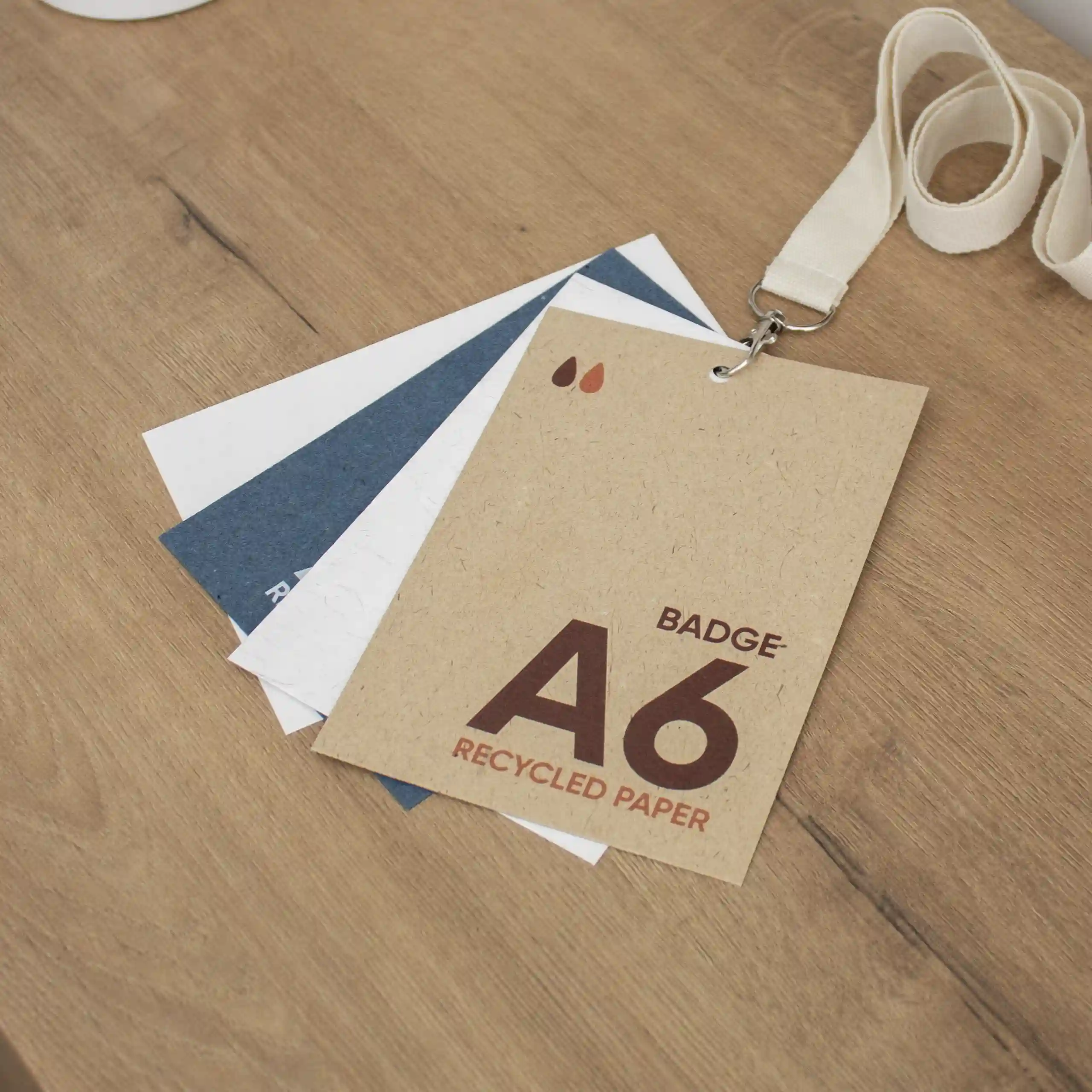 Acreditación A6 papel ecológico Cuatro acreditaciones A6 impresas en papeles ecológicos sobre una superficie de madera