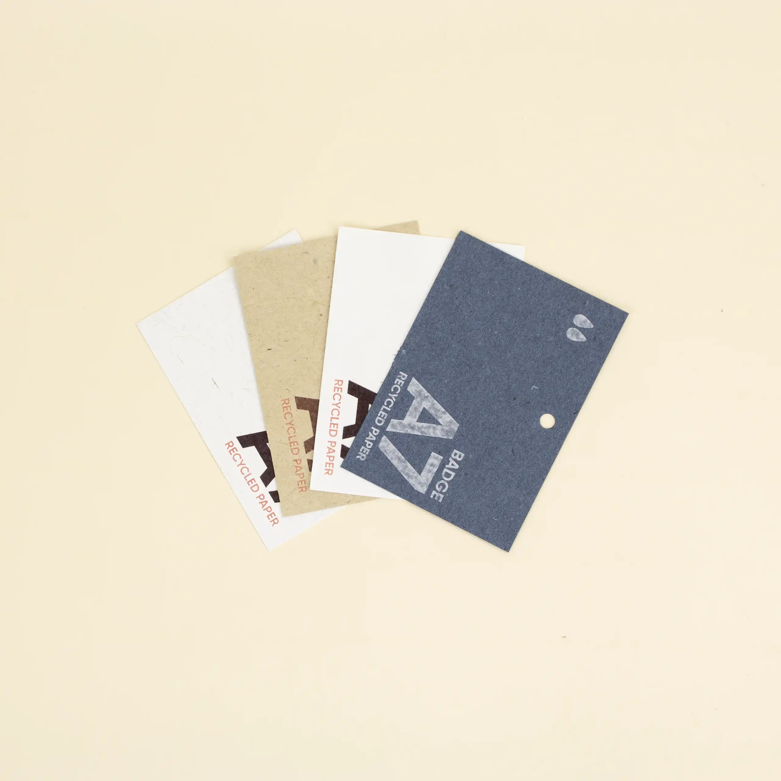 Cuatro acreditaciones A7 impresas en papeles ecológicos