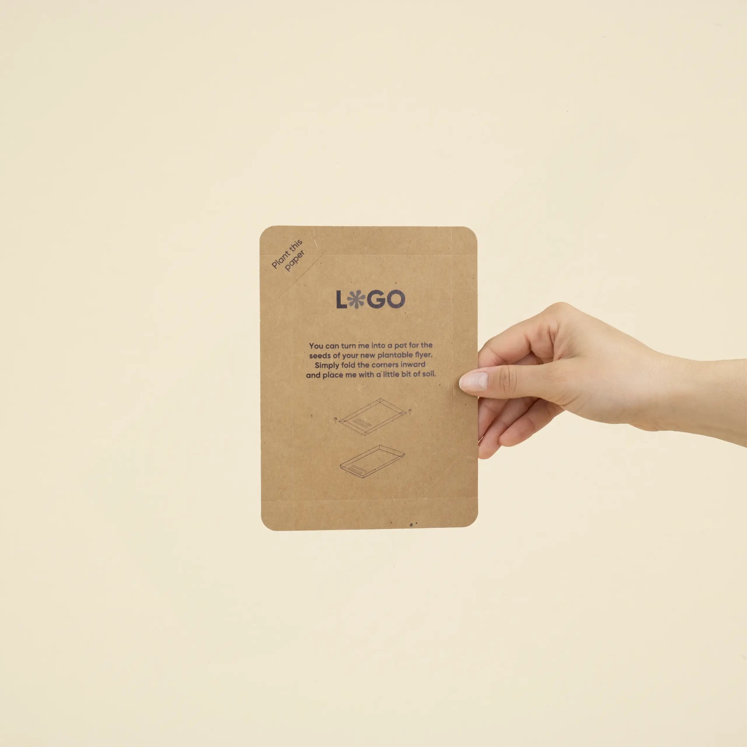 Complemento kraft A6 mano sujetando un tarjetón A6 impreso en papel kraft