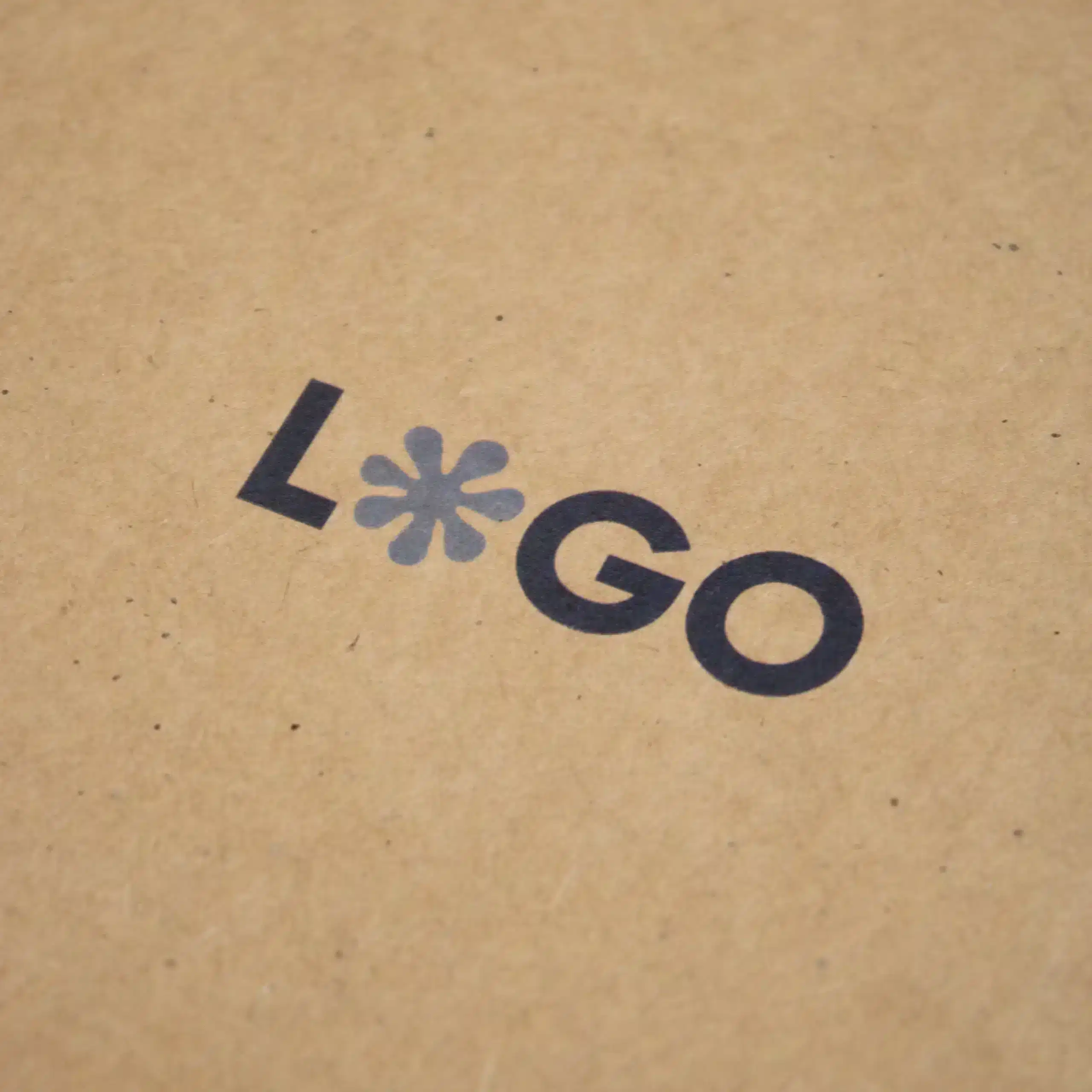 Complemento kraft A6 Palabra 'LOGO' en color azul impresa en papel kraft