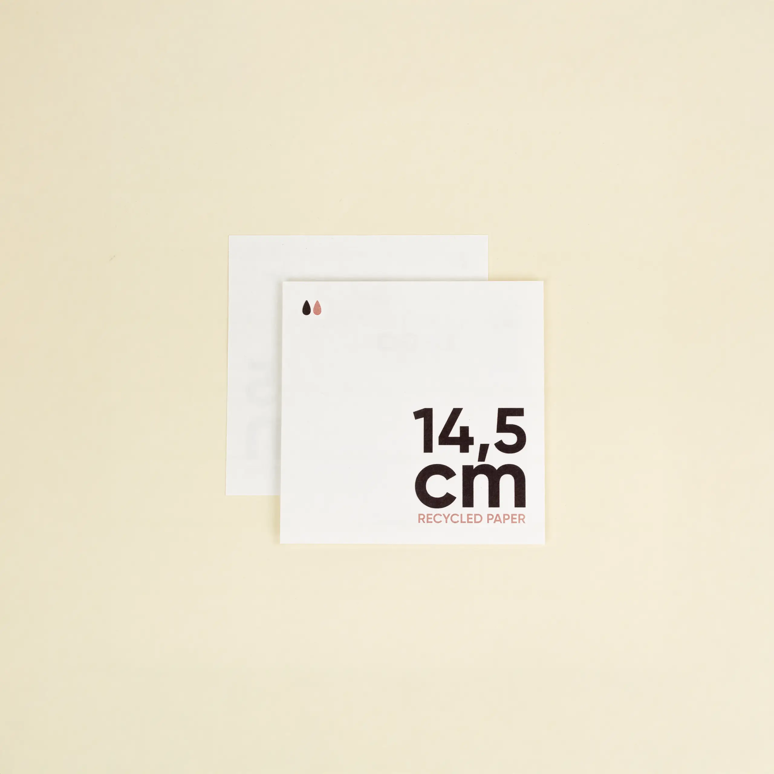 Dos tarjetas cuadradas impresas en papel ecológico de algodón