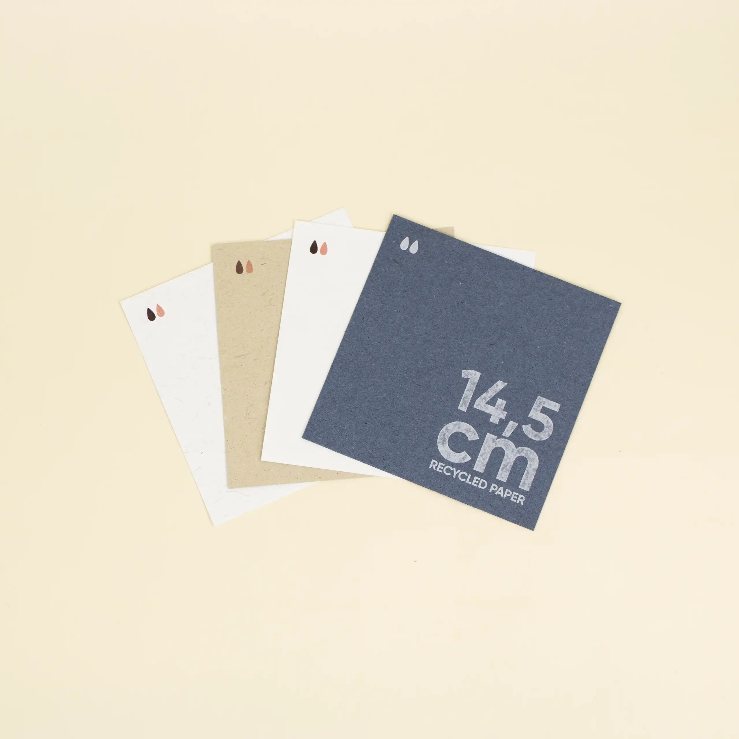 Cuatro tarjetas cuadradas impresas en papel ecológico