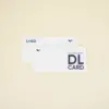 Dos tarjetas DL impresas en papel plantable superpuestas una encima de la otra