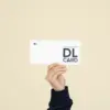 Mano mostrando una tarjeta DL impresa en papel plantable