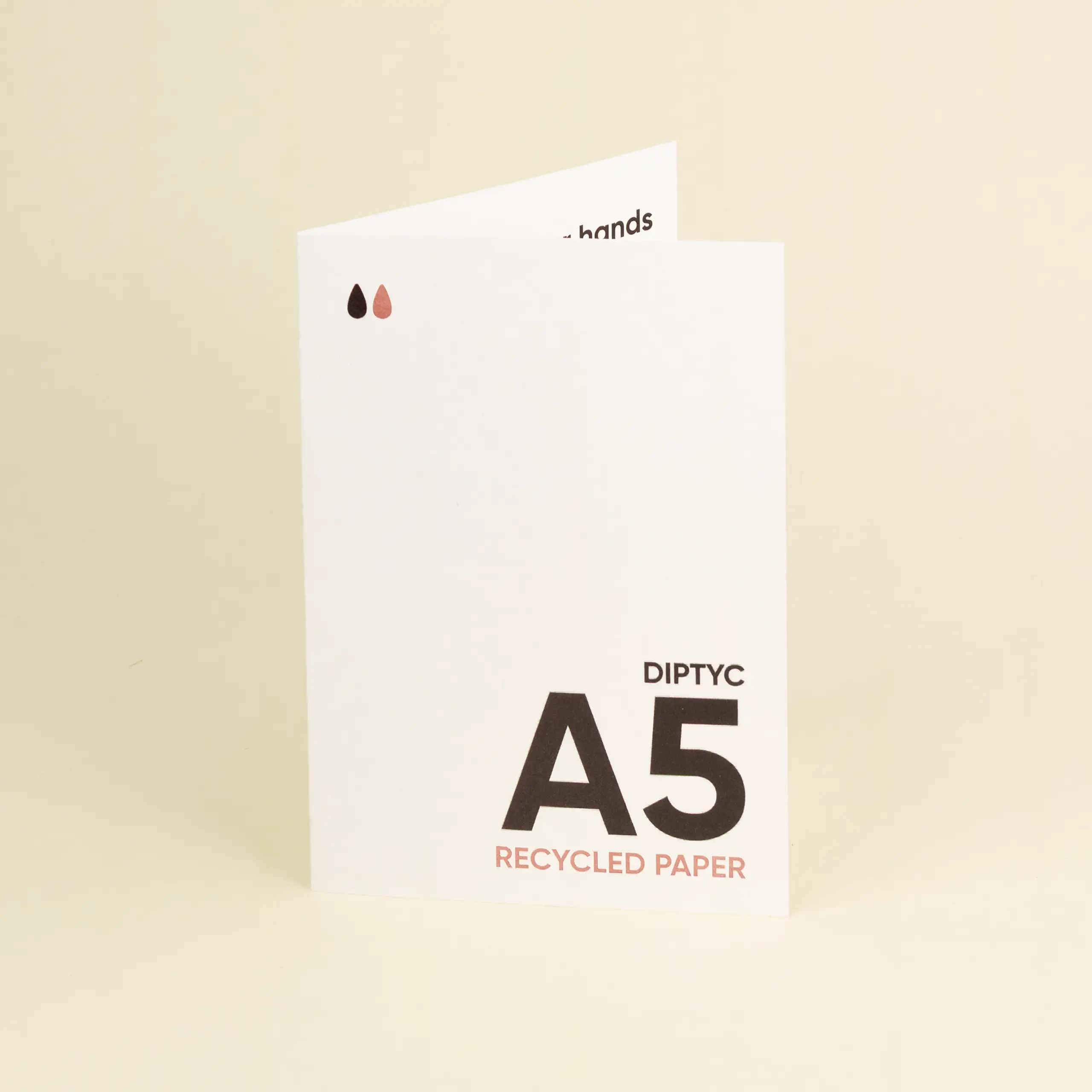 Un díptico A5 impreso en papel ecológico de algodón