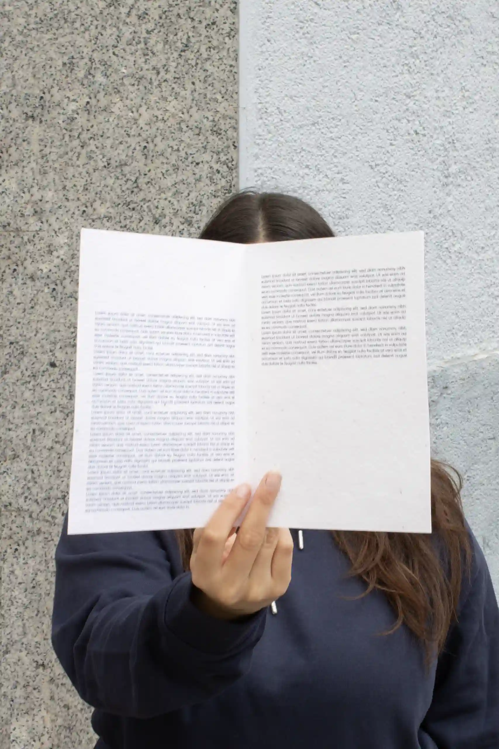 Chica mostrando a cámara un díptico A5 impreso en papel plantable