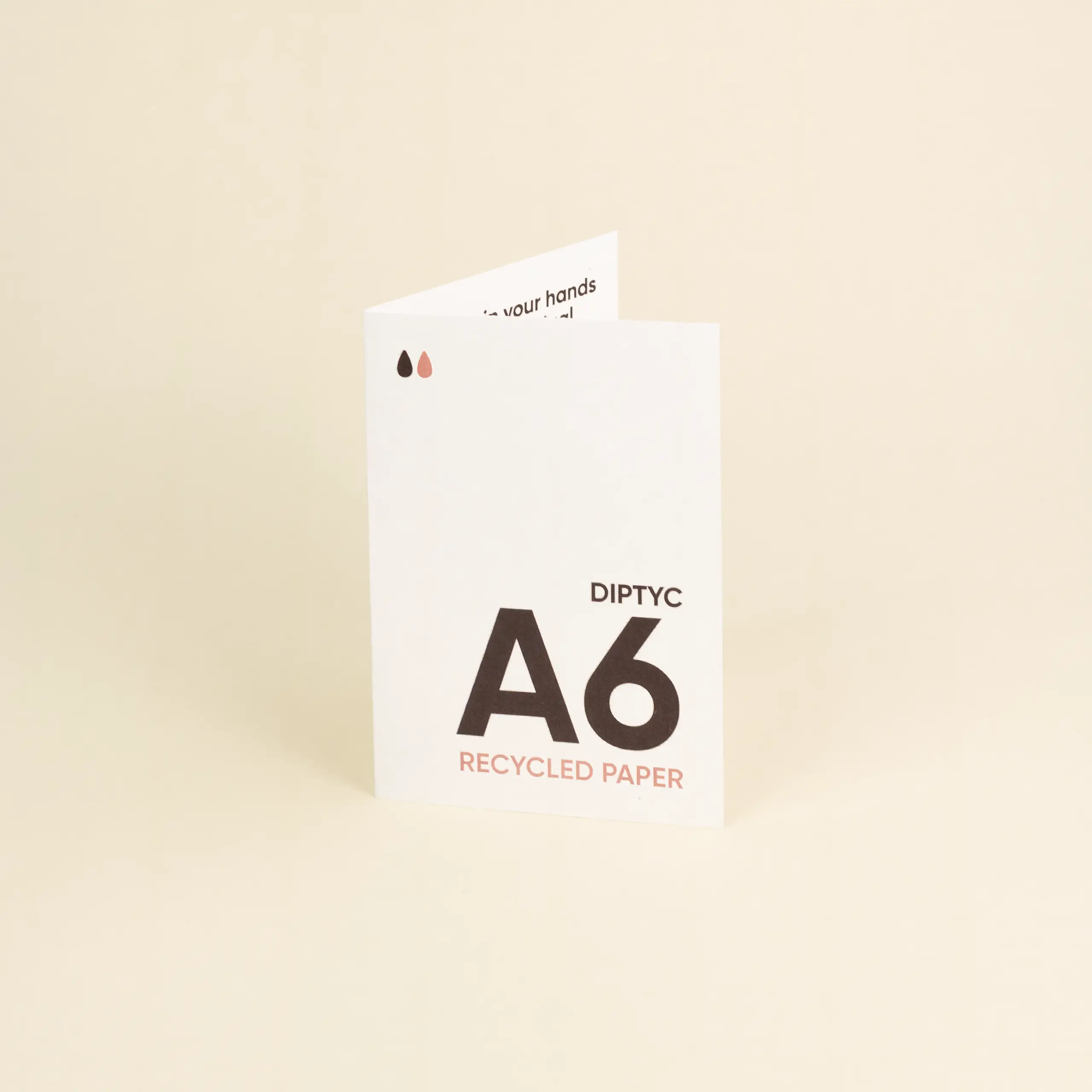 Un díptico A6 impreso en papel ecológico de algodón