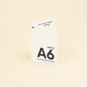 Tarjeta díptico A6 en papel plantable impresa en la cara exterior y en la cara interior