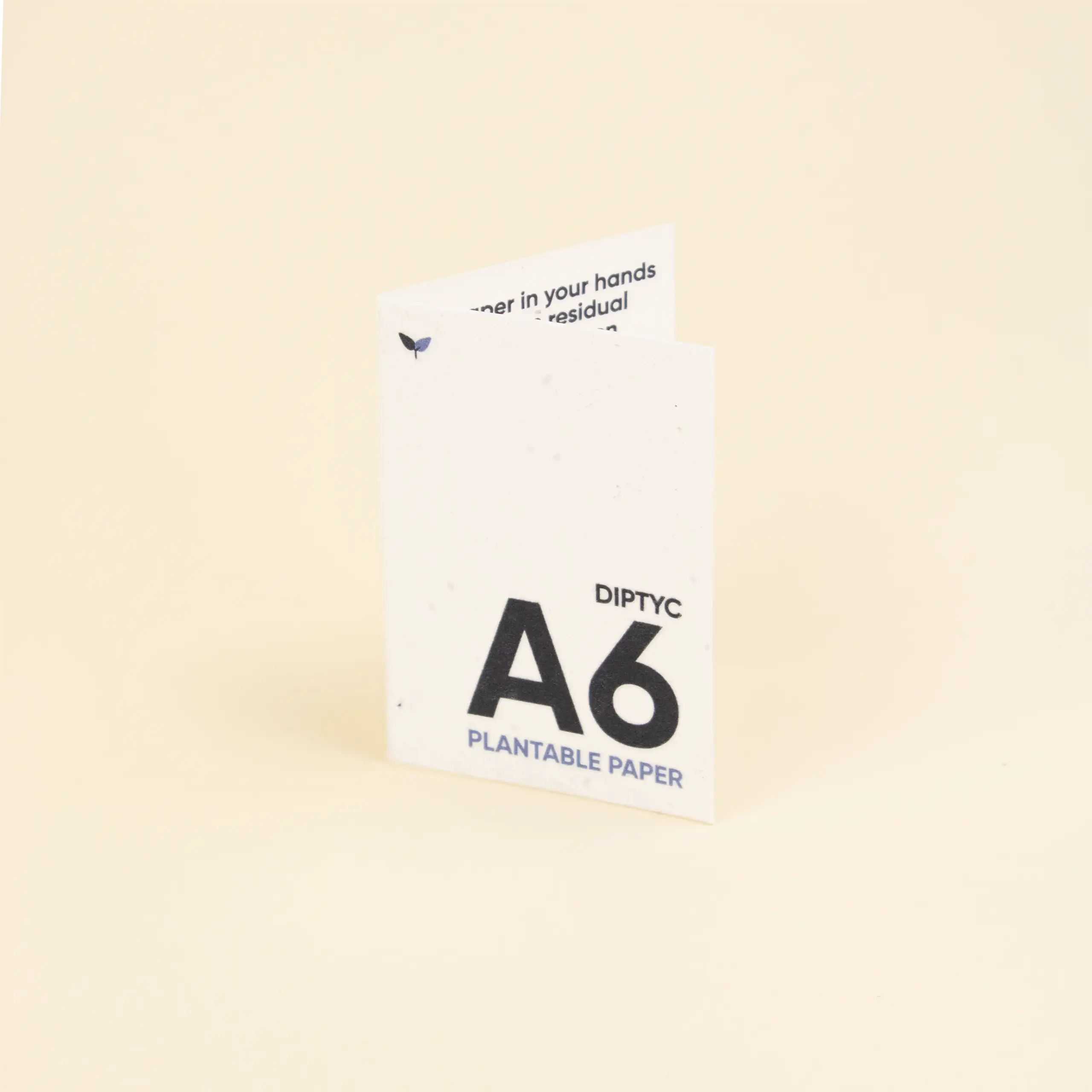 Tarjeta díptico A6 en papel plantable impresa en la cara exterior y en la cara interior