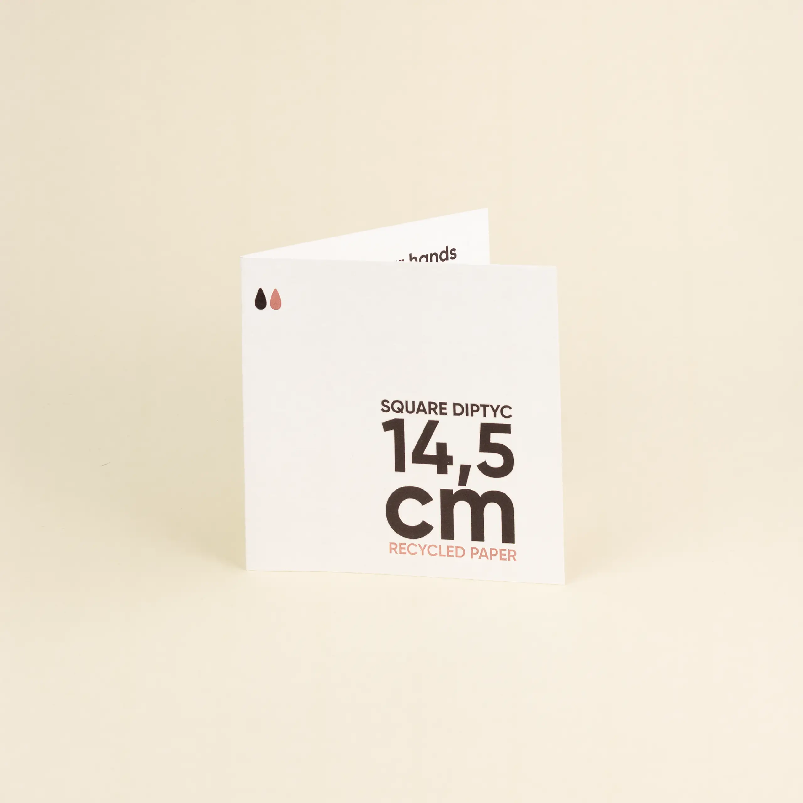 Un díptico cuadrado impreso en papel ecológico de algodón