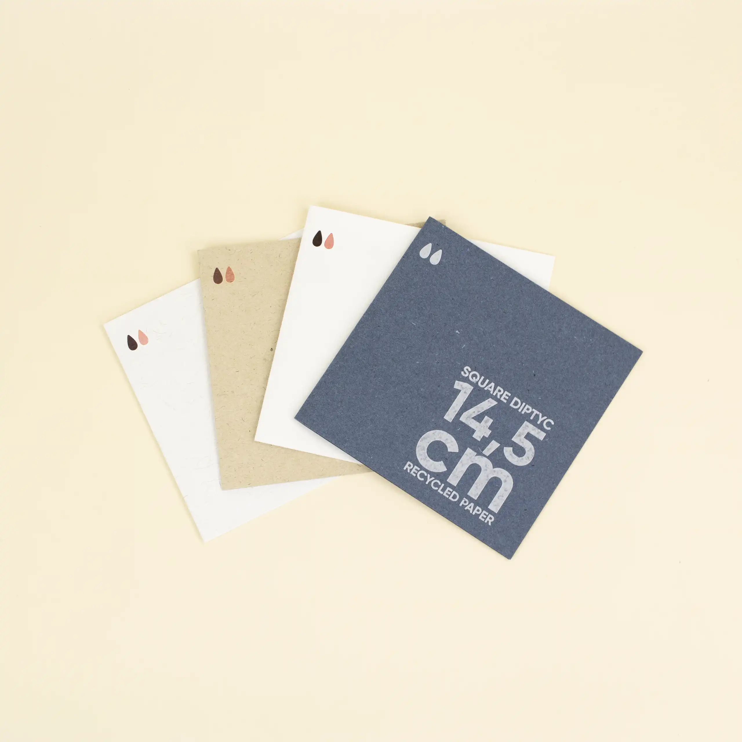 Cuatro dípticos cuadrados impresos en papel ecológico