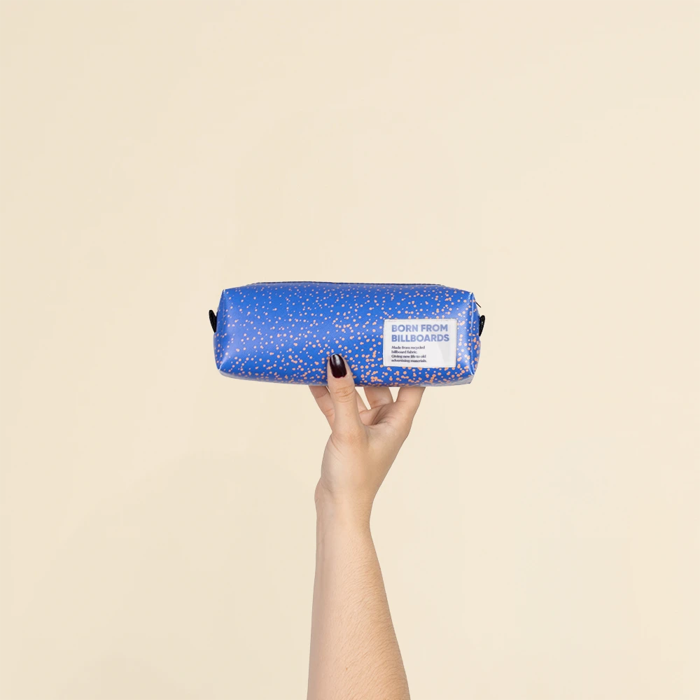 Estuche de lona reciclada DONA Mano mostrando un estuche de lona reciclada de color azul y naranja