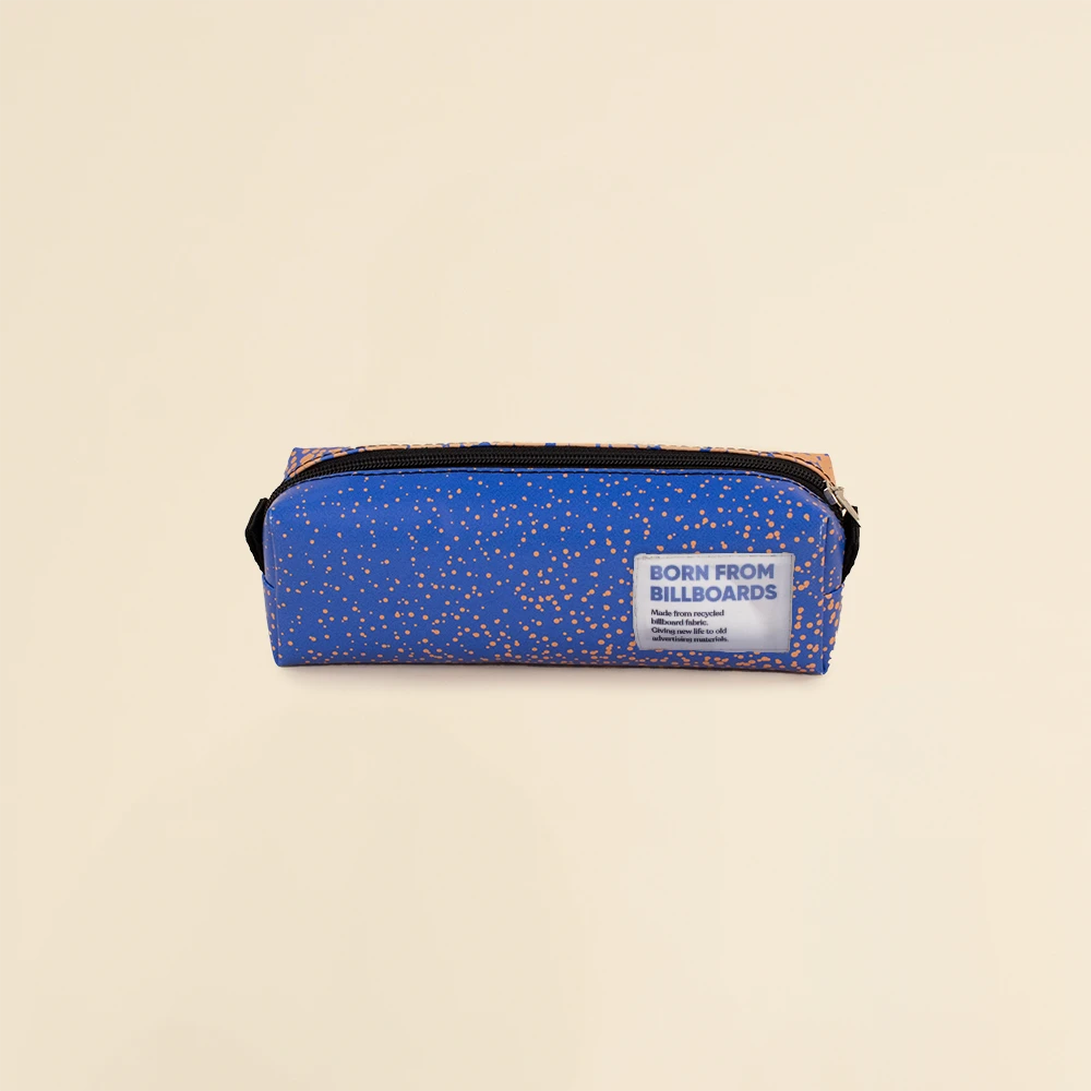 Estuche de lona reciclada de color azul y naranja