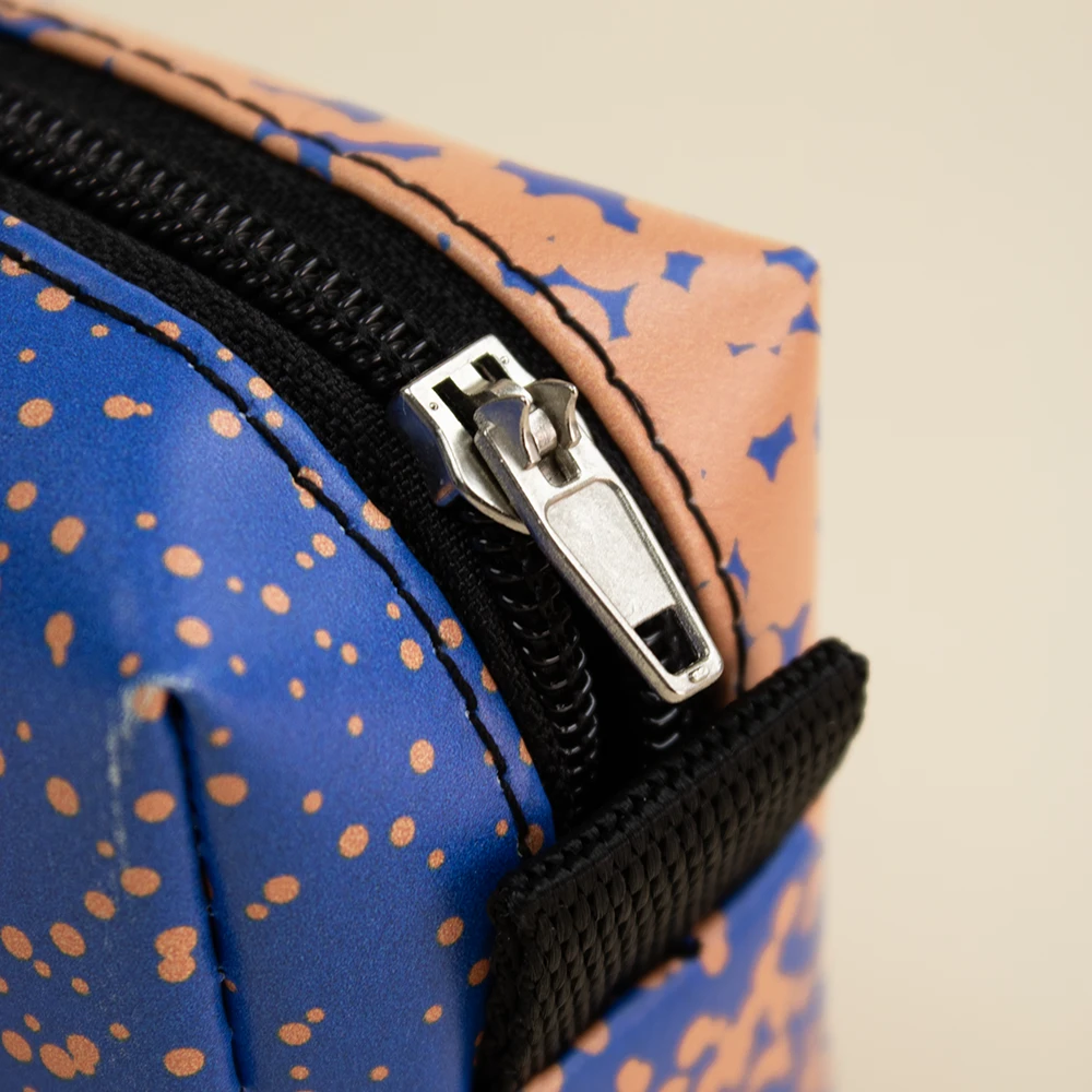 Detalle de la cremallera de un estuche de lona reciclada