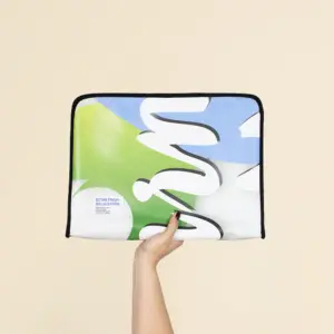 Mano mostrando una funda de portátil personalizada hecha con lona reciclada