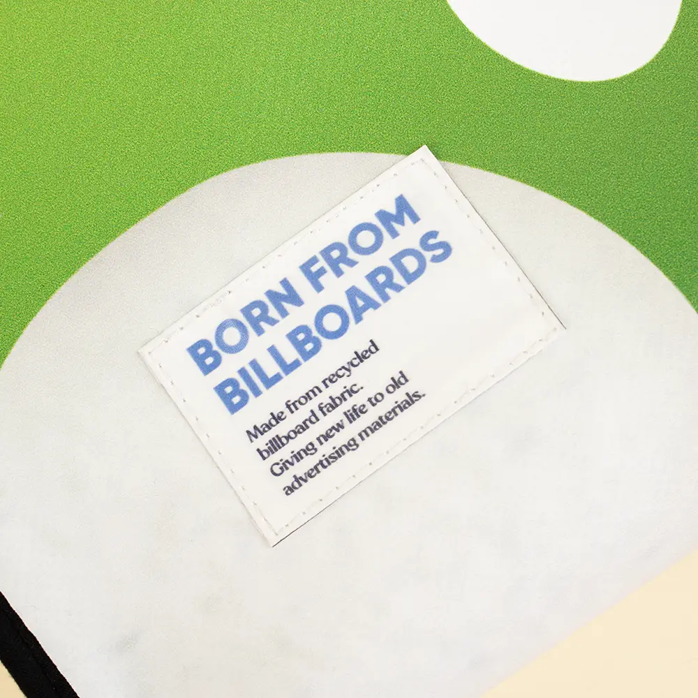 Detalle del texto "Born from Billboards" impreso sobre lona reciclada