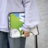 Chica llevando en la mano una funda de portátil personalizada hecha con lona reciclada