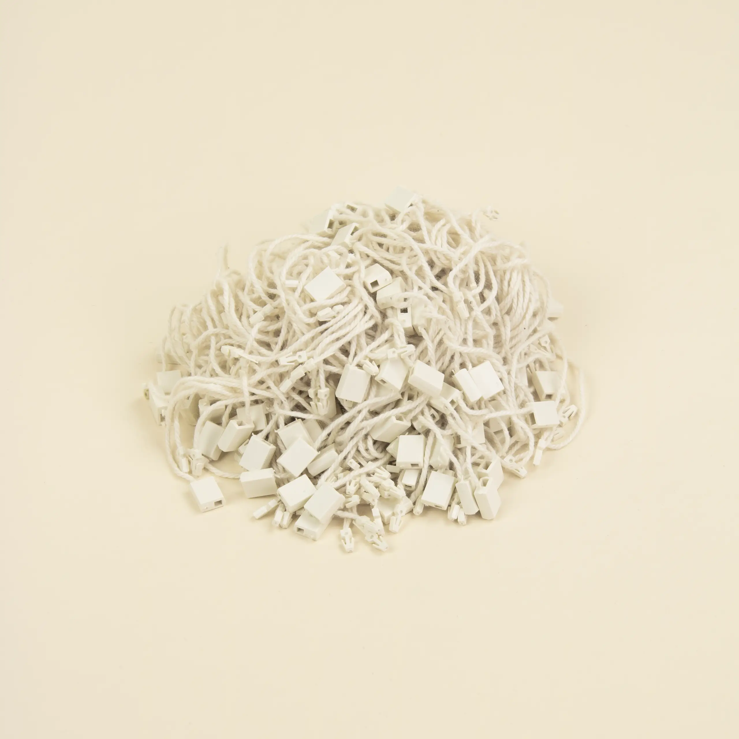 Marchamos biodegradables blancos en un montón