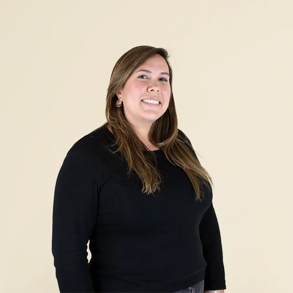 Chico moreno de frente llevando jeans y una sudadera blanca con capucha personalizada