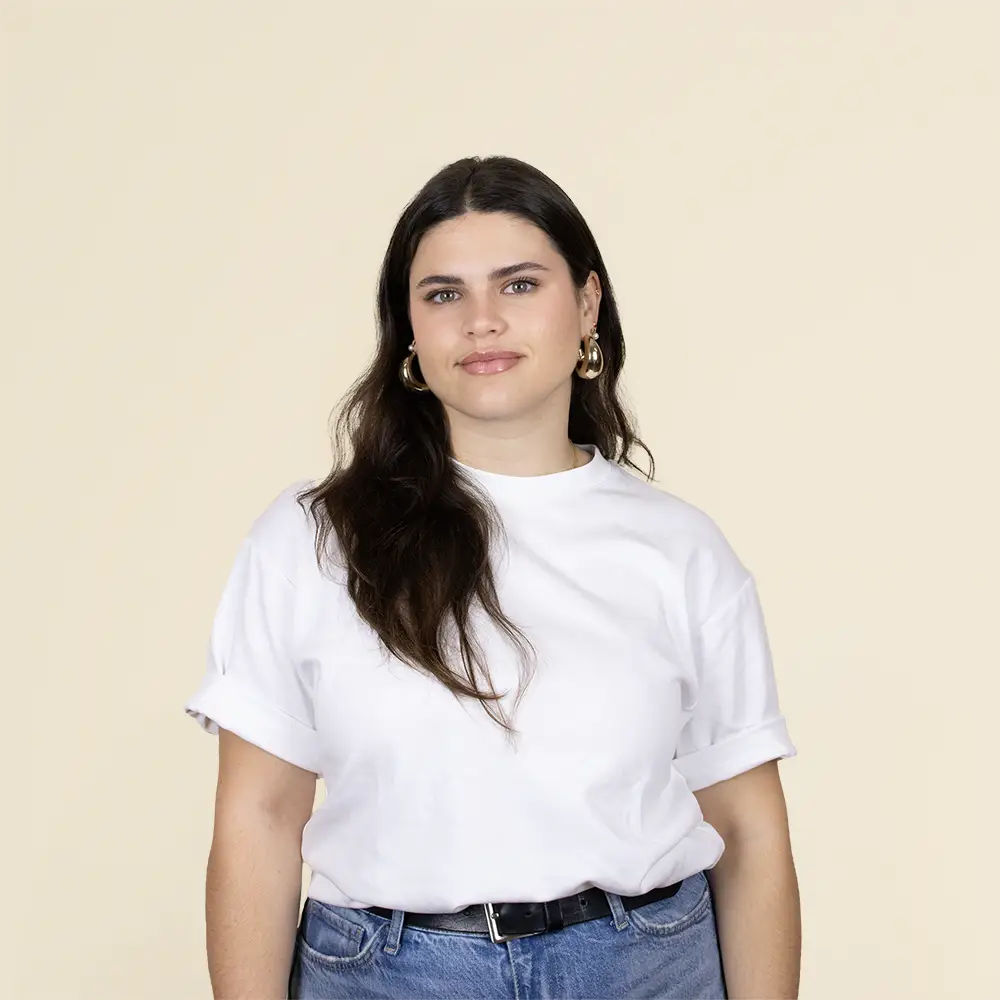 Chico moreno de frente llevando jeans y una sudadera blanca con capucha personalizada