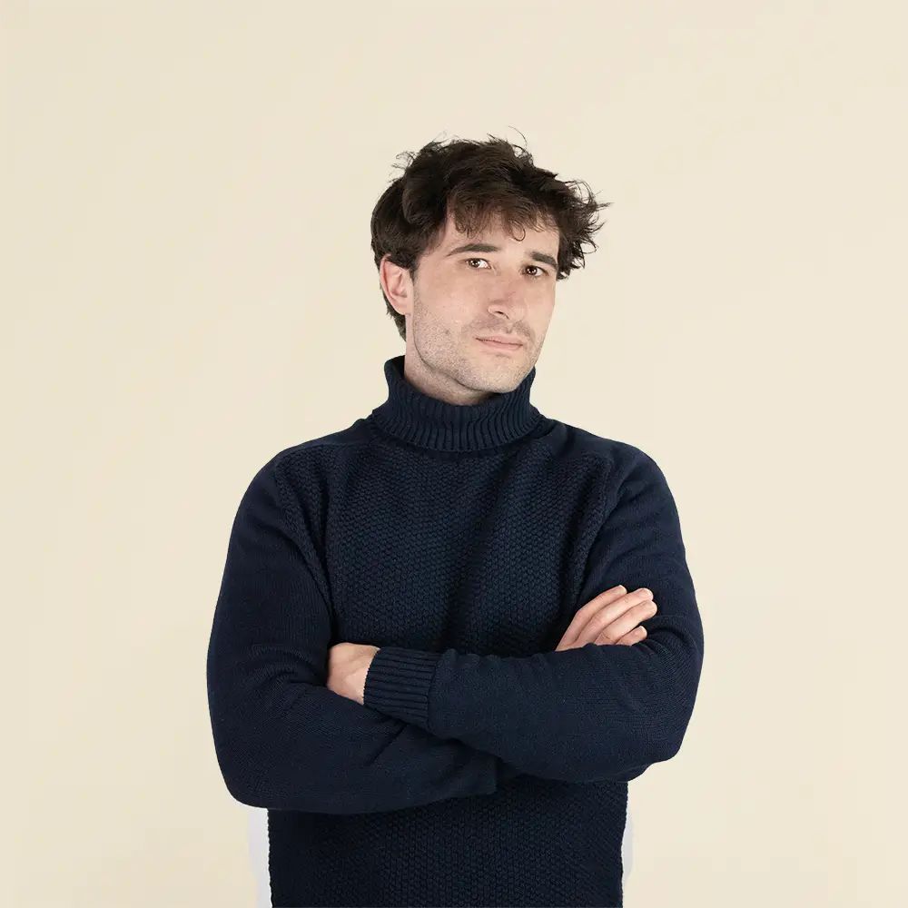 Chico moreno de frente llevando jeans y una sudadera blanca con capucha personalizada